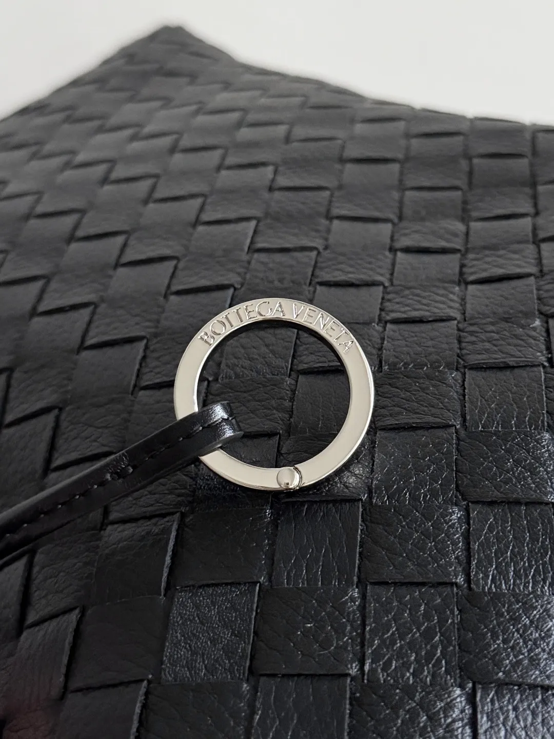 Batch 2760 BOTTEGA VENETA's new Traveler deerskin series is here! The travel season is coming soon, and I believe you must need a large-capacity and simple bag. This new Traveler is very in line with the current travel craze. The whole bag is designed with deerskin and is made of the highest quality leather. It feels tougher to the touch. The super large capacity is suitable for short trips. Traveling with friends and family does not require carrying heavy luggage. It is also very convenient for friends who often travel for work. You can carry two changes of clothes and a computer with you. It also comes with an adjustable shoulder strap to free your hands. Style number: 815748 Size: 35*29.5*8.5cm